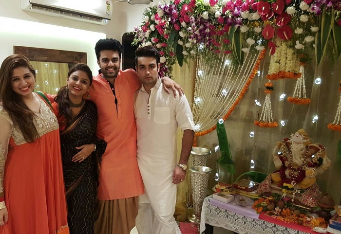 Vahbbiz Dorabajee And Vivian Dsena With Manish Paul And His Wife