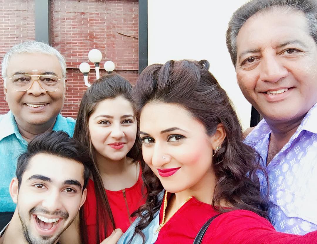 Divyanka Tripathi And Abhishek Verma With Co-Stars Of Ye Hai Mohabbatein