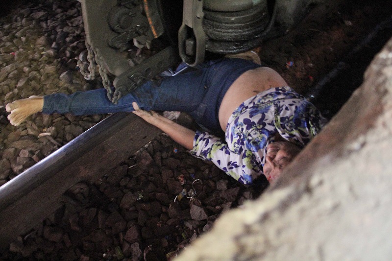 Woman Trapped Under The Wheels Of Mumbai Local Train (Image Courtesy - Anushree Fadnavis - Indus Images) 1 Woman Trapped Under The Wheels Of Mumbai Local Train (Image Courtesy - Anushree Fadnavis - Indus Images)